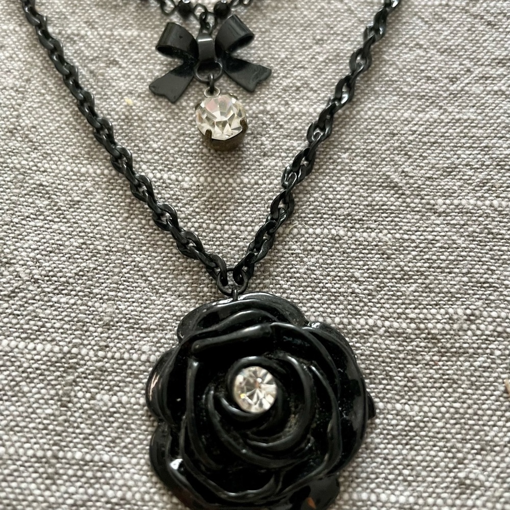 Betsey Johnson necklace - Picture 4 of 8